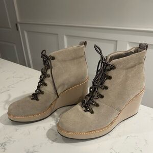 TOMS Womens Melrose Nubuck Ankle Wedge Boots - Beige